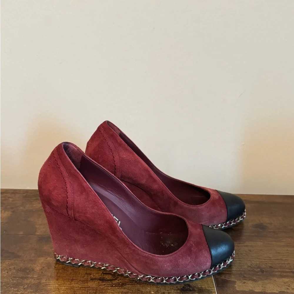CHANEL Burgundy and Black Suede Cap-Toe Chain-Trim Pumps Size 38 - Picture 2 of 11